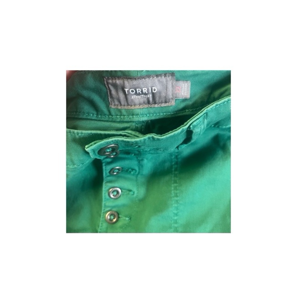 Torrid Stretch Twill Mid Rise Button‎ Fly Shorts - Picture 4 of 7